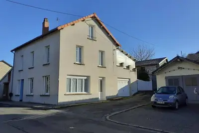 Image de Gîte élégant avec 3 chambres, cour fermée et terrasse, proche des activités de montagne et de Vichy