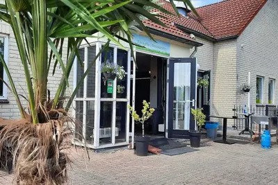 Image de Comfortabel 6p Vakantiehuis met Laadpaal op Kindvriendelijk Park met Zwembad