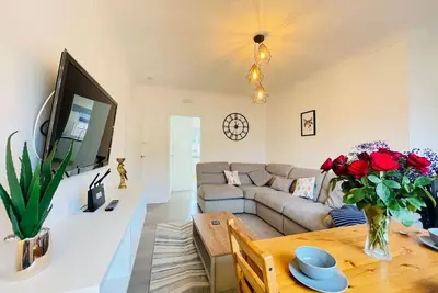 Image de Cardonald Central - stylish three bedroom apartment