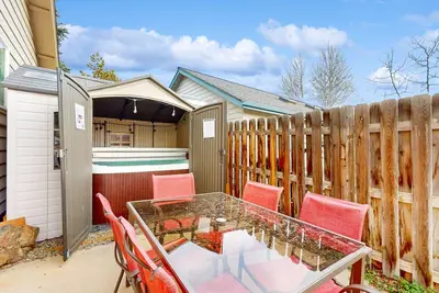 Image de Dog-friendly home with hot tub, fenced patio, fireplace, & Bbq