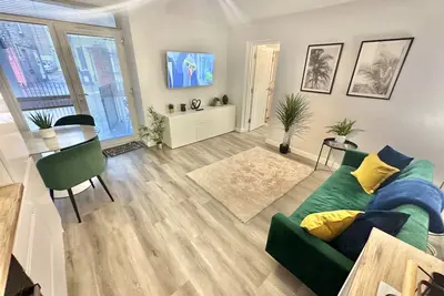 Image de Sleek Urban Getaway - Central Apartment With Parking