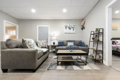 Image de The Blue Haven - Newly Renovated 3br, 8 mins to Downtown & Pet-Friendly