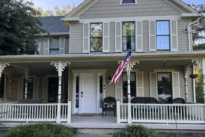 Image de Victorian farmhouse on 1. 5 acres with serene wooded privacy! Pets welcome!