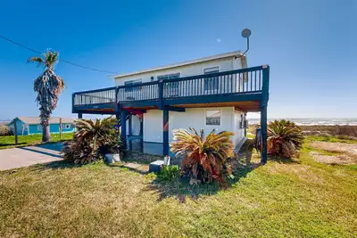 Image de Bayfront home with wrap-around deck, private walkway to beach, streaming, & W/D