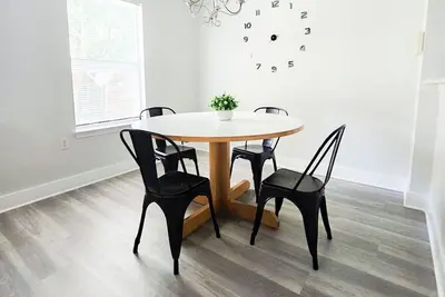 Image de Welcome to your modern home in Austin, close to downtown and the airport!