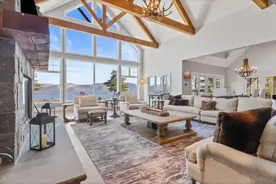 Image de Panoramic lake view acreage with game room, sauna & fireplace