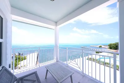 Image de Oceanfront Panoramic Bliss • 3 Stories, Paddleboards, Gameroom & Boat Dockage