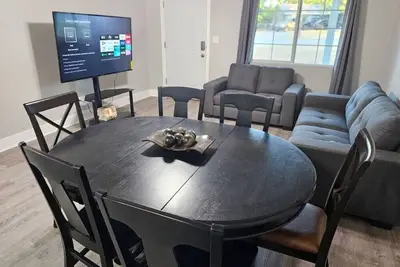 Image de Welcome to our cozy 2-bedroom retreat near downtown and the airport!