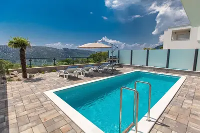 Image de Villa de luxe avec piscine privée, vue sur la mer