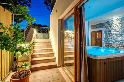 Image de Maison de vacances avec piscine privée, jacuzzi, vue sur la mer