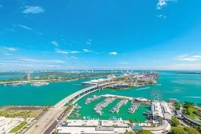 Image de Downtown Luxury · Bay Views + Beach Club · #3711