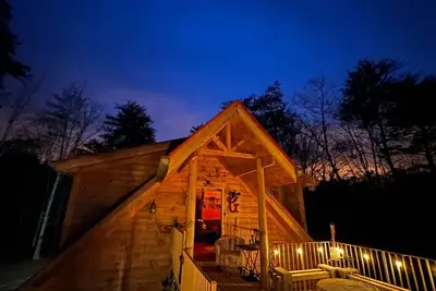 Image de Cozy private log cabin, pet-friendly, waterfall, trails & huge mountain views!