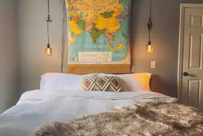 Image de Vintage Romance Finds Cozy Charm at Depot Cottage