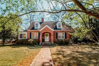 Image de House on the Hill--The Perfect Master's Rental!