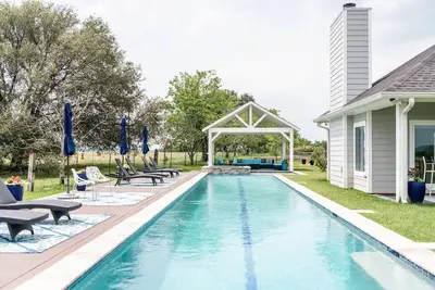 Image de Cozy Winter Escape | Pickleball + Pool + Hot Tub