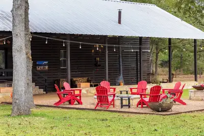 Image de Bespoke Western Design Located Minutes to Round Top | Round Top Royale #1