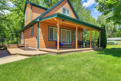 Image de Brooklyn Cottage w/ Dock - Steps To Wamplers Lake!