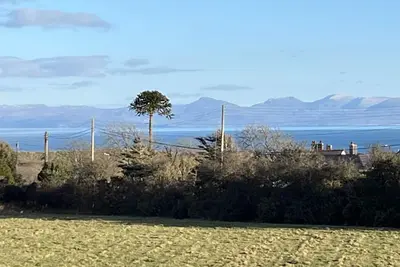 Image de Abersoch studio with a decking area with amazing views.