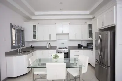 Luxury Modern 2br / Hill View