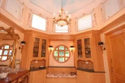 Image de Royal Living - Monsey Mansion - 18 bedroom mansion house available Year round