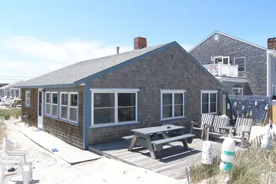 Image de 185 North Shore Blvd - Waterfront Retreat, sleeps 8, central a/c, private beach