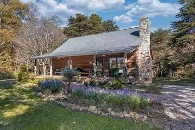Private Cozy Cabin, Spacious Hot Tub, Fire Pit Hammocks Relax Adventure & Enjoy
