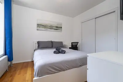 Image de Cozy Two Br No Living Room - Upper East Nyc