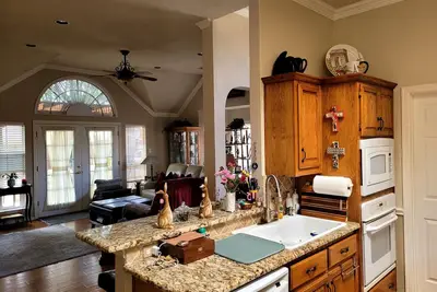 Image de Beautiful home: corner lot & private backyard. Quiet neighborhood, very central.