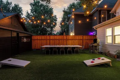 Image de Arcade Game Room / 5min to Downtown / Putting Green / Wet Bar