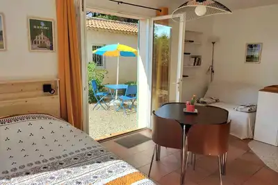 Image de Studio au pied du Luberon au calme avec les oiseaux et les écureuils