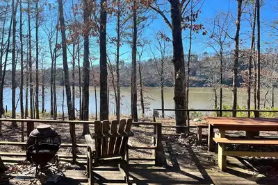 Image de Private cabin on 300 ft of lake shoreline. Hike, fish, and read in seclusion.
