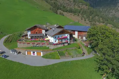 Image de Appartement 'Schnatzhof Adlerhorst' avec vue sur les montagnes, terrasse privée et Wi-Fi