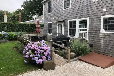 Image de Fifteen minute walk to town! Comfortable, cozy, elegant gardens, private deck.