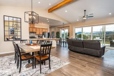 Image de Mountain View House with hot tub, putting green, stunning views!