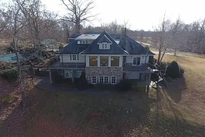 Image de 97-acre Countryside Farmhouse with Office