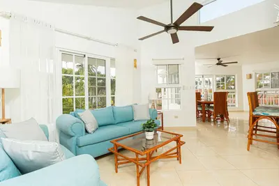 Image de Villa Wave - Home with Steps to Beach