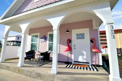Image de \"Georgia Sand\" is 600 steps to the beach! This 2bd/2ba adorable cottage sleeps 8!