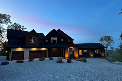 Image de Oslo Mountainside Retreat + Hot Tub + Arcade + Million Dollar View Sleeps 24