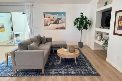 Image de Family friendly oasis with private office in ideal location. Pet friendly!