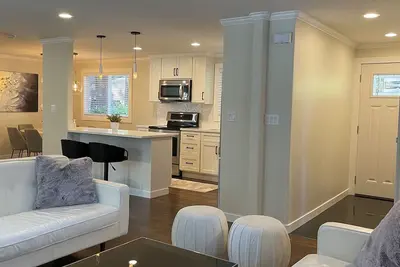 Cheerful & private 3 bedroom Shoreline home.