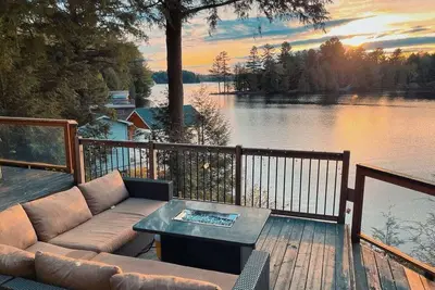 Image de Alpine Lake House - Waterfront + Hot tub