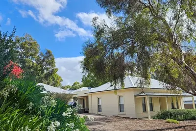 Image de Bassett House Willunga - An entire spacious home on a tree lined street.
