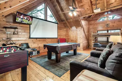 Image de 2 Bedroom, Plus Loft! Game Room! Hot Tub! Foosball and Pool Table! Grill!