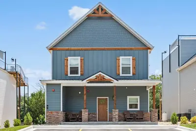 Image de Free Tickets-Rooftop Deck w/ Table Rock Lake Views, Hot Tub & Fire Pit!