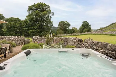 Image de Grade 2 listed country home sleeping 12 with hot tub and annex