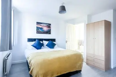 Image de Spacious 6 Bedroom House Near City Centre