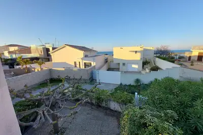 Image de Appartement T2 à 150 m de la plage avec terrasse et parking privé