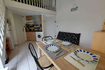 Image de Appartement rénové 2 pièces avec mezzanine, terrasse et accès direct plage