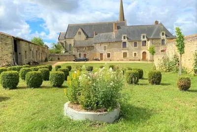 Image de Évasion Romantique au Prieuré avec Jardin en Anjou, Petit-Déjeuner Inclus