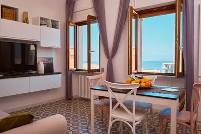 Image de Monopoli Bleu Les FENÊTRES Sur La Mer